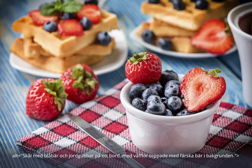 Bild på frukost med AI-genererad alt-texter i InDesign